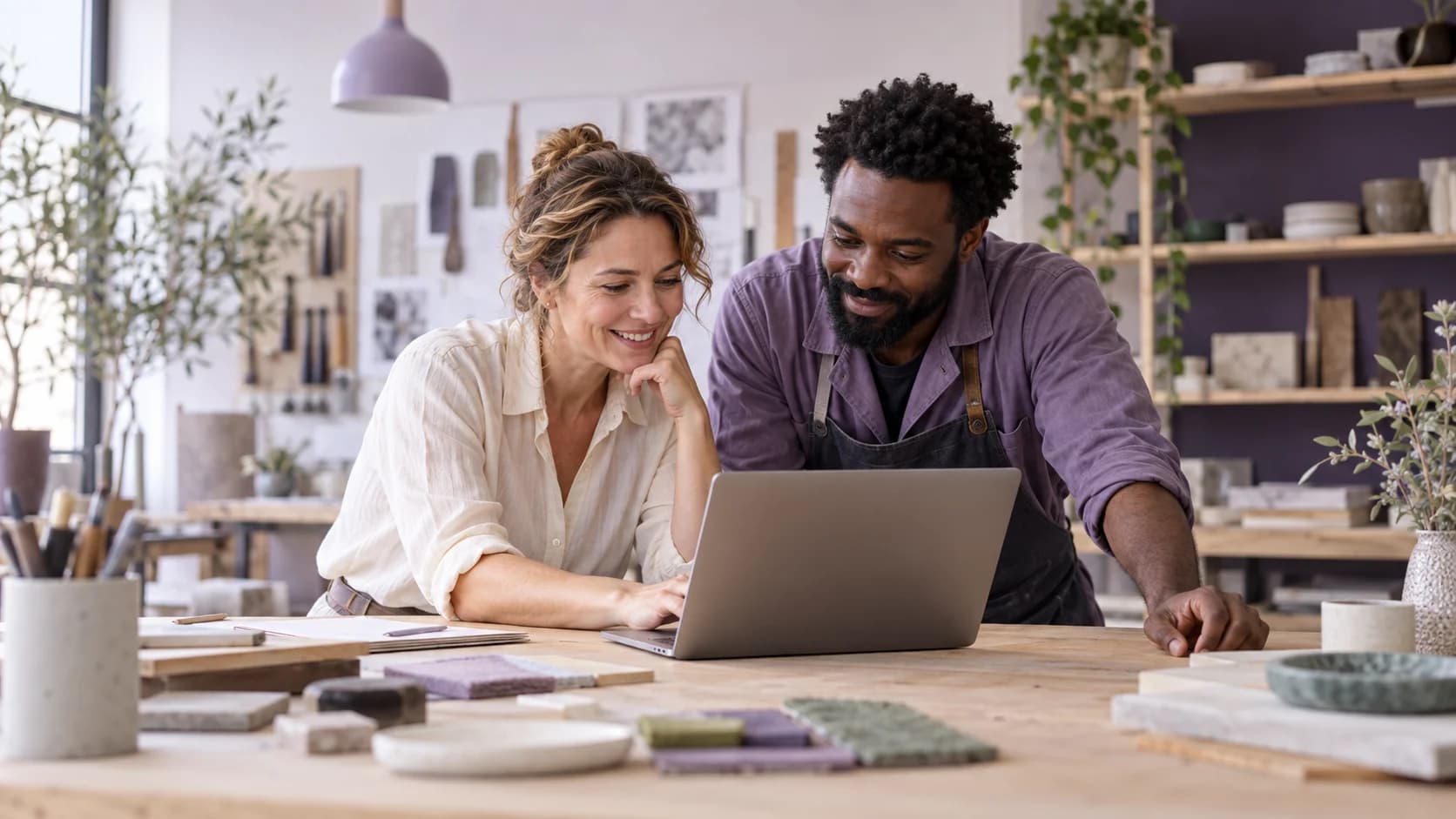 Illustration d’une équipe de petite entreprise utilisant l’IA dans son atelier